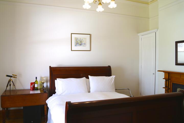 Suite 4 of 6