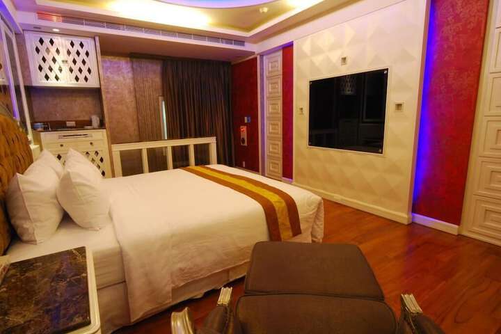 Room 3 of 23