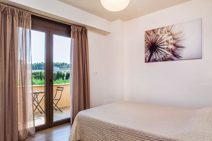 Room 2 of 72