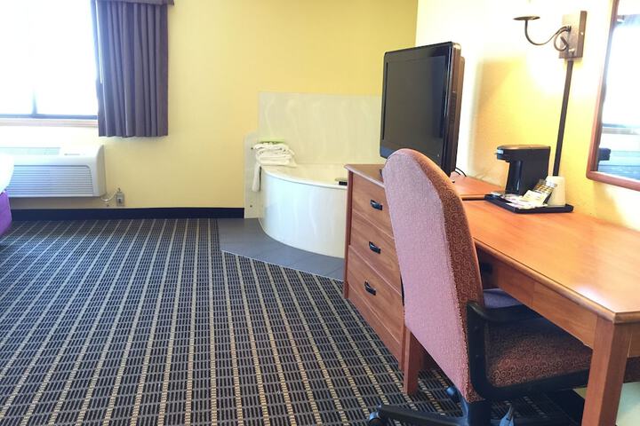 1 King Bed (3 of 8)