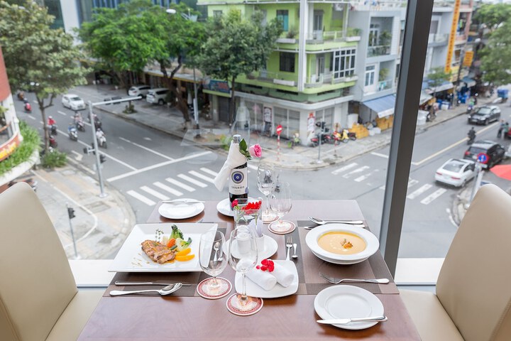 Dining 55 of 68