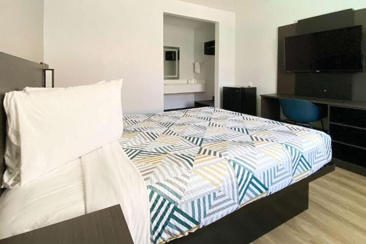 1 Queen Bed (15 of 19)