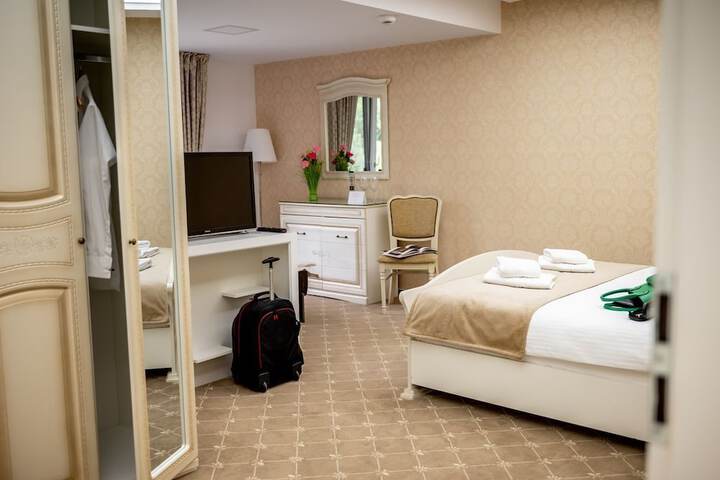 Room 31 of 103