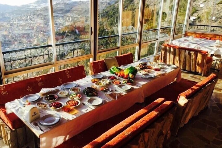 Dining 9 of 11