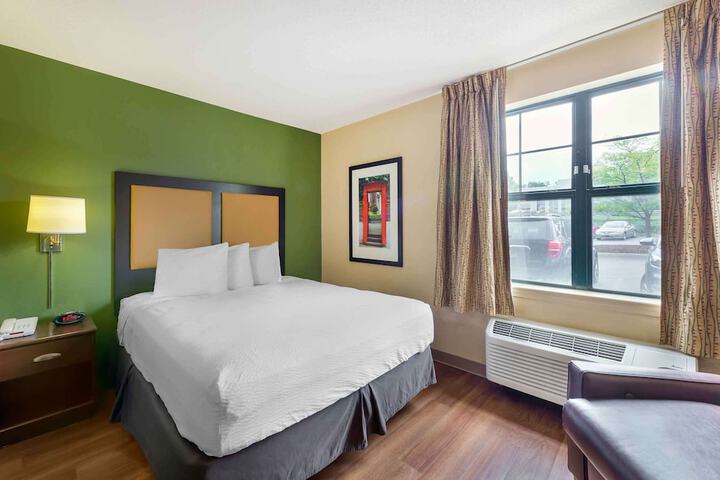 1 Queen Bed (6 of 6)
