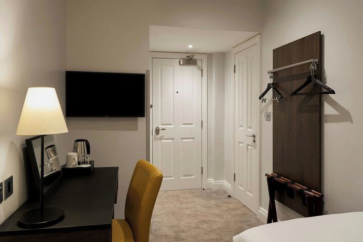 Room 33 of 48