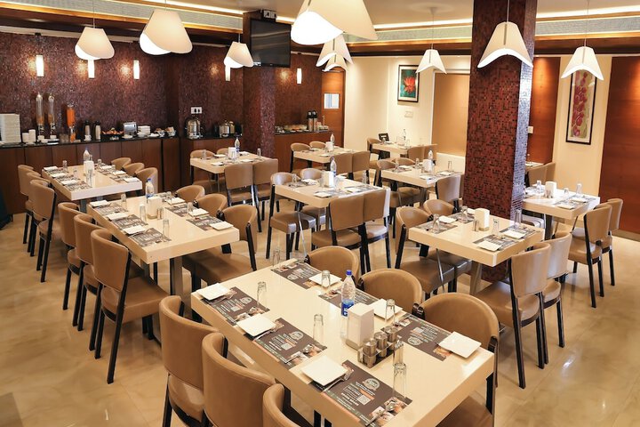 Dining 16 of 18