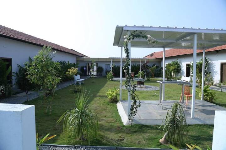 Hotel Exterior 29 of 32