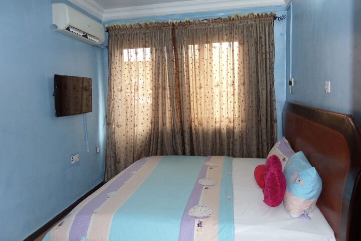 Room 8 of 33