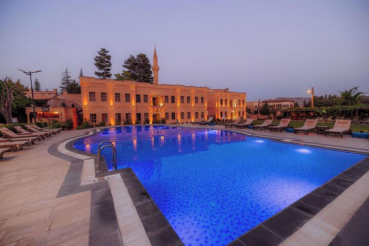 Pool 44 of 80