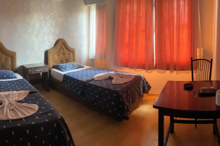 Room 7 of 12