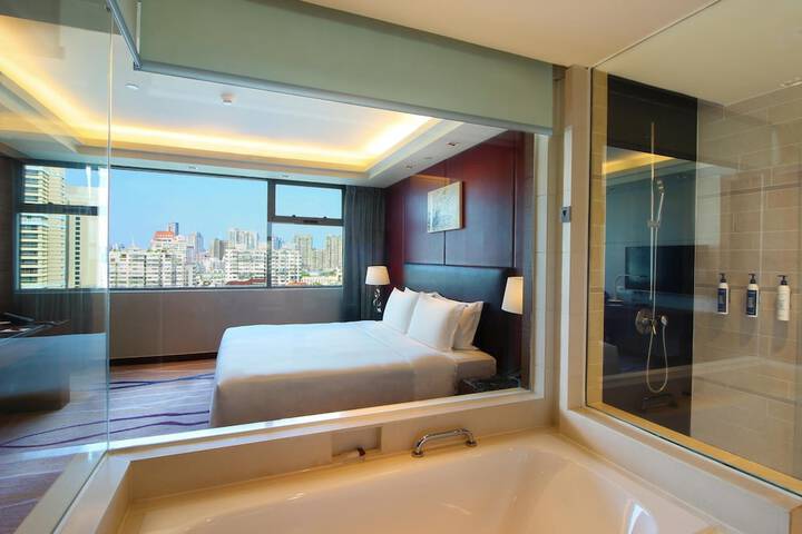Room 18 of 104