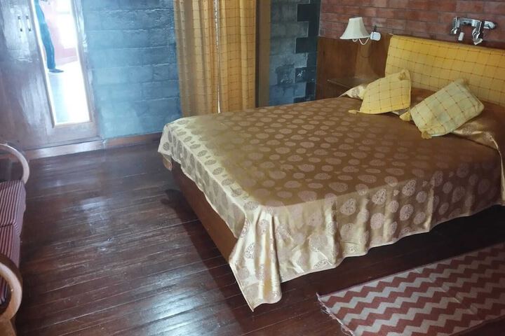 Room 6 of 17