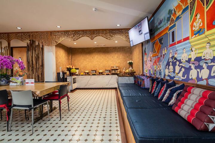 Lounge 23 of 29
