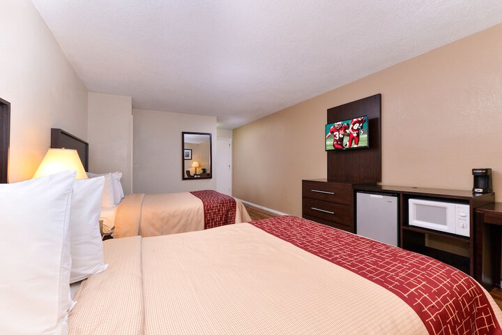 2 Double Beds (3 of 9)