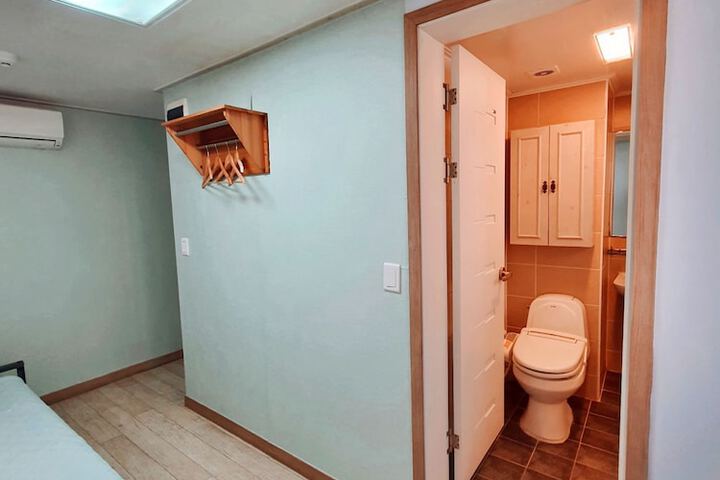 Room 17 of 35