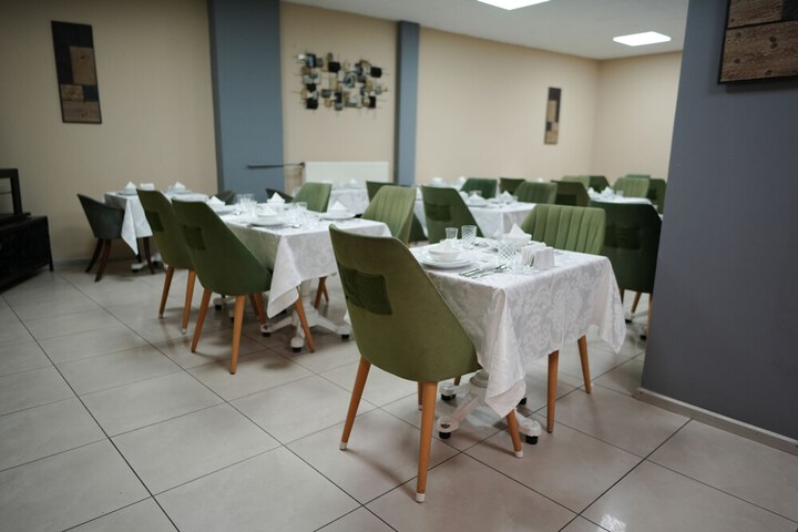 Dining 33 of 46