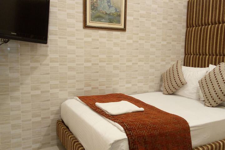 Room 10 of 27