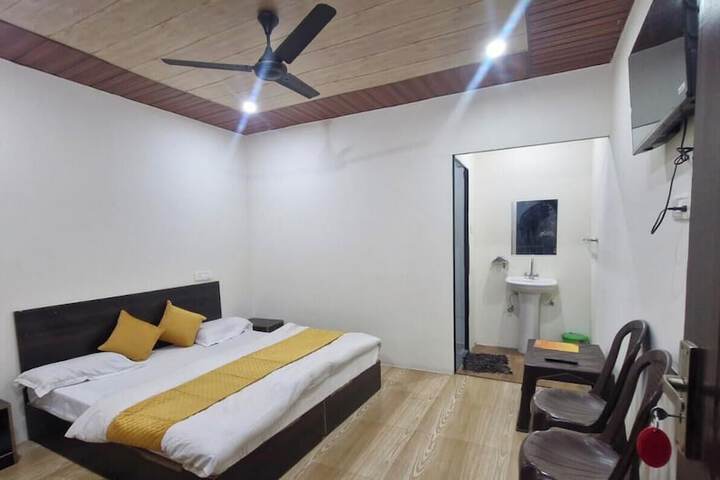Room 8 of 12