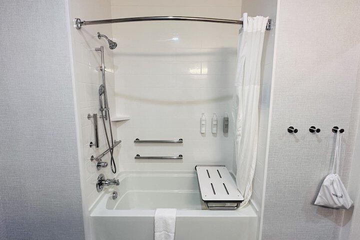 2 Queen Beds Hearing Accessible (11 of 30)