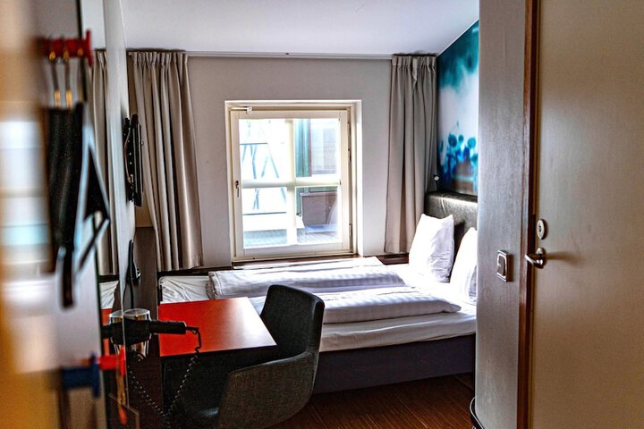 Room 42 of 99