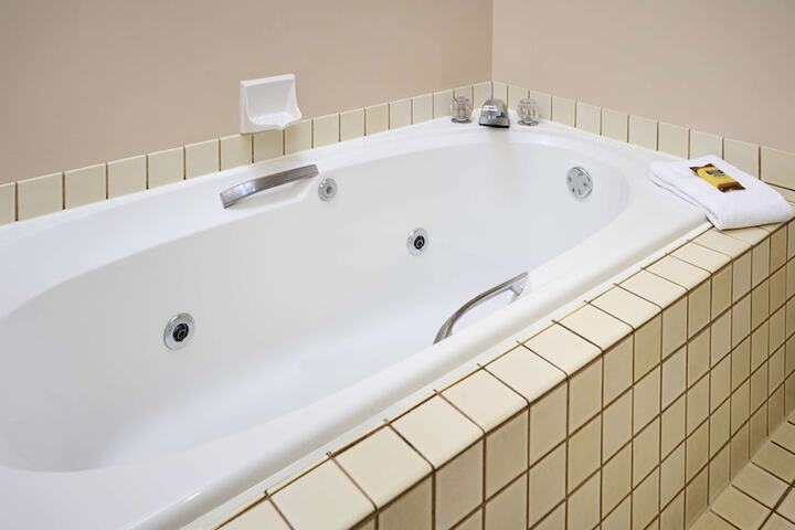 2 Queen Beds West Wing Patio Atrium View Microwave, Refrigerator WiFi (6 of 32)