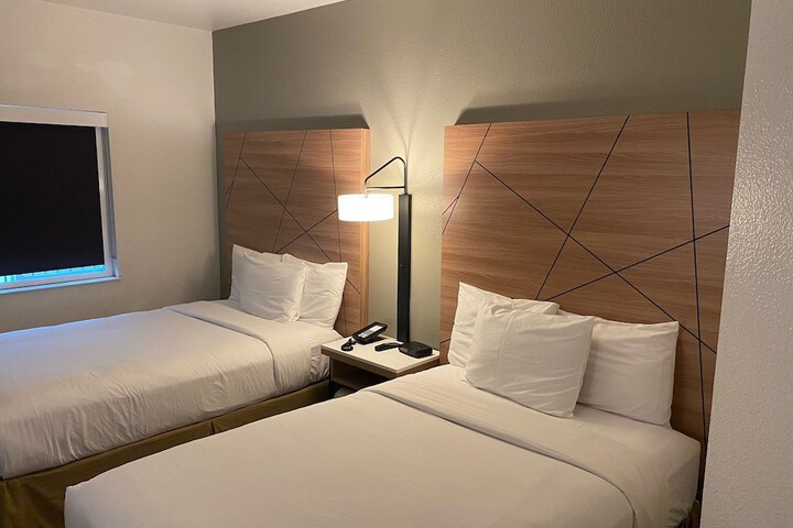 2 Double Beds (3 of 7)