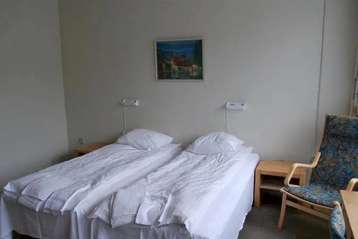 Room 4 of 7
