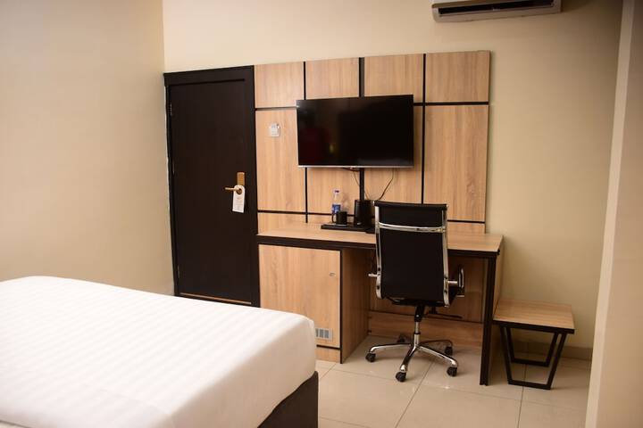 Room 9 of 39