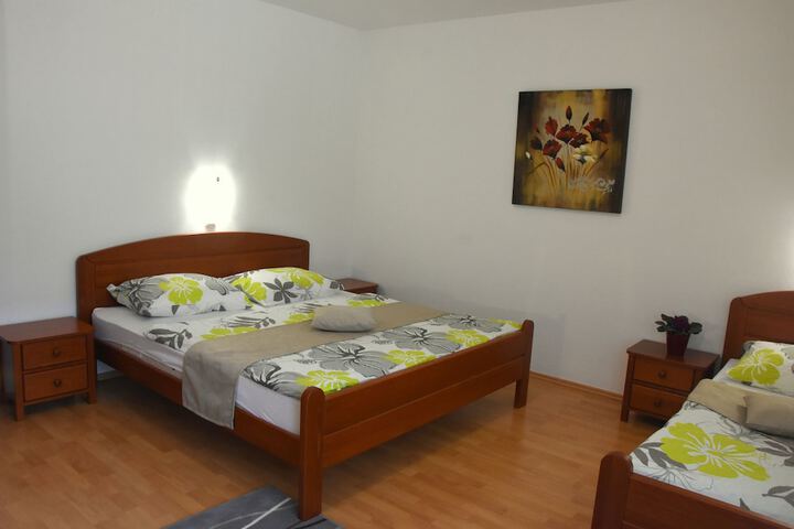 Room 11 of 80
