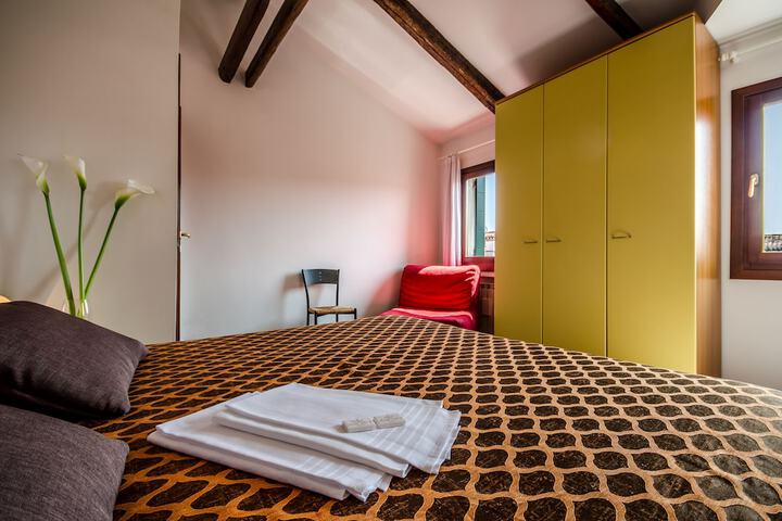 Room 10 of 25