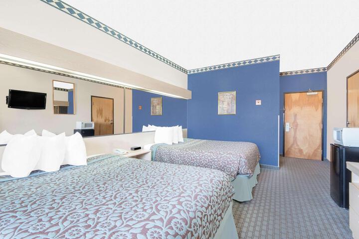 1 Queen Bed (2 of 30)