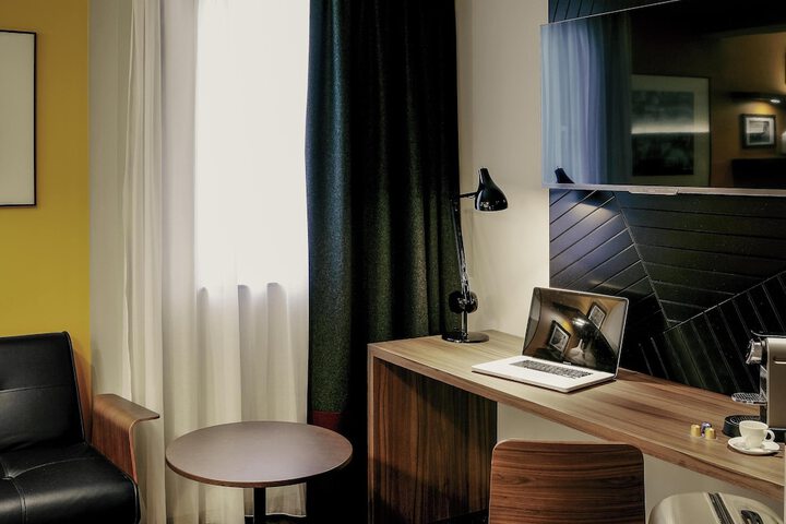 Room 16 of 76