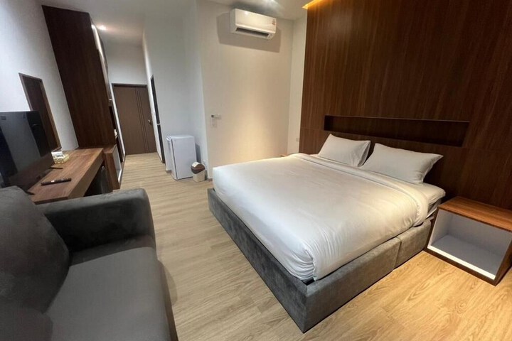 Room 8 of 12