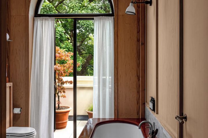 Room 72 of 136