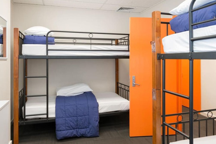 Room 17 of 106