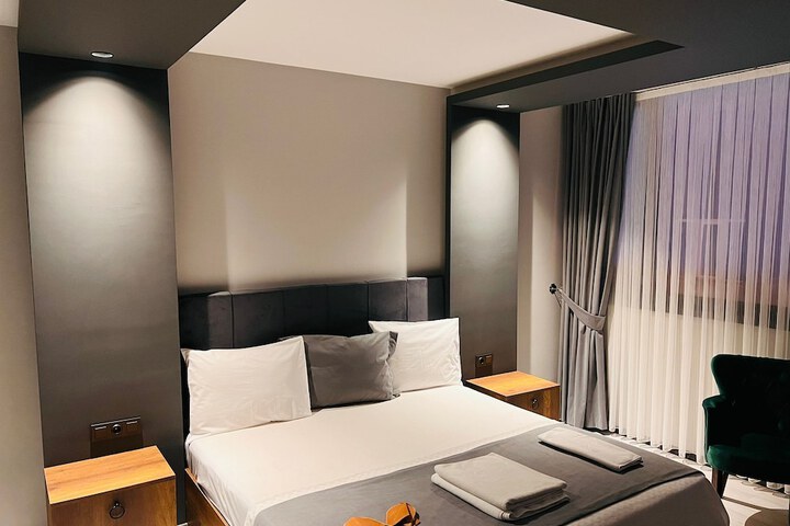 Room 5 of 12