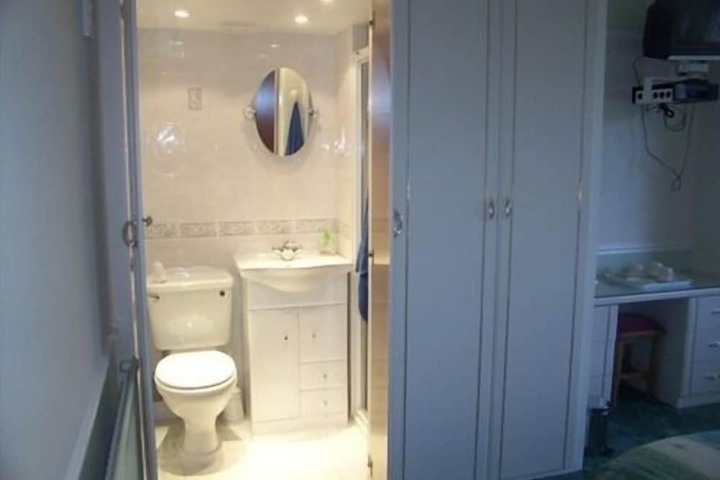 Room 9 of 12