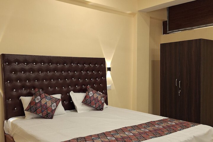 Room 6 of 16