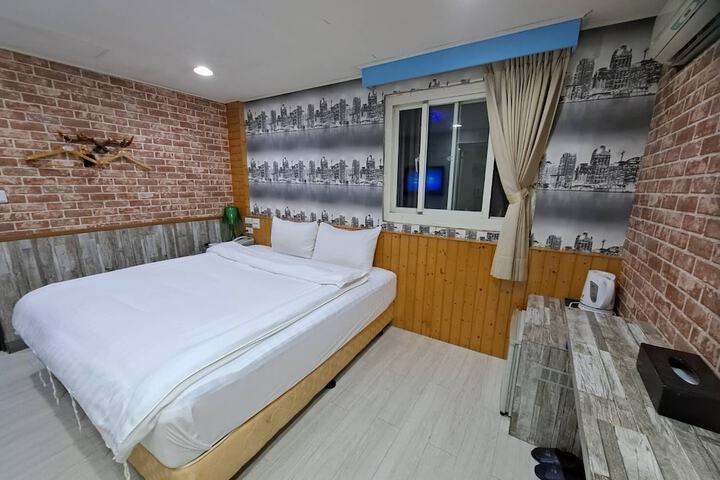 Room 13 of 32
