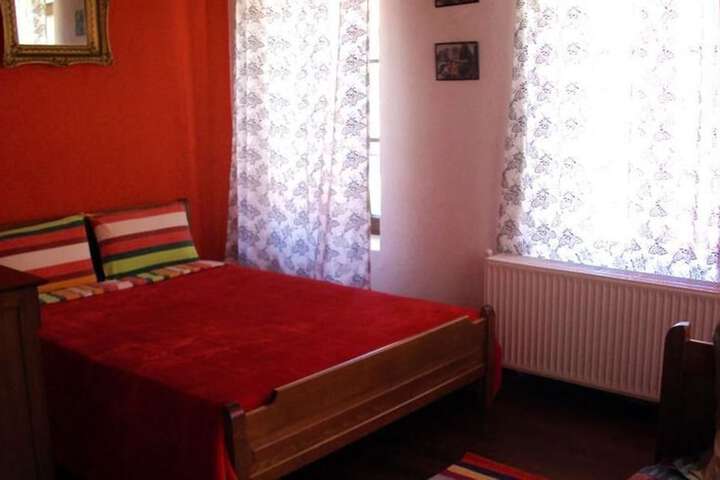 Room 6 of 12