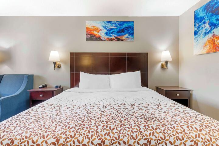 1 King Bed - Wireless High Speed Microfridge Coffee Maker Iron Hair Full Breakfast (4 of 15)