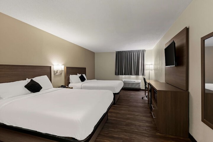 2 Queen Beds (12 of 13)