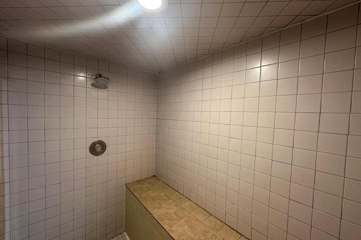 Room 43 of 284