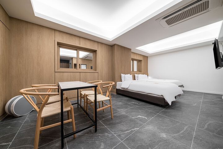 Room 103 of 141