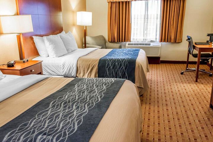 2 Queen Beds (7 of 14)