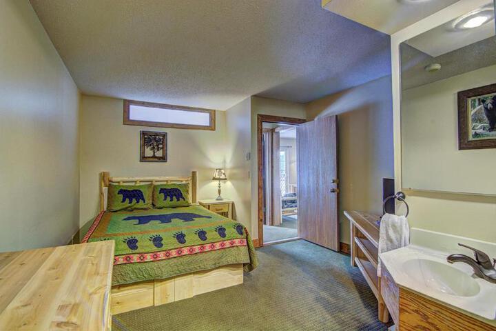 2 Queen Beds Non Lake View (1 of 3)