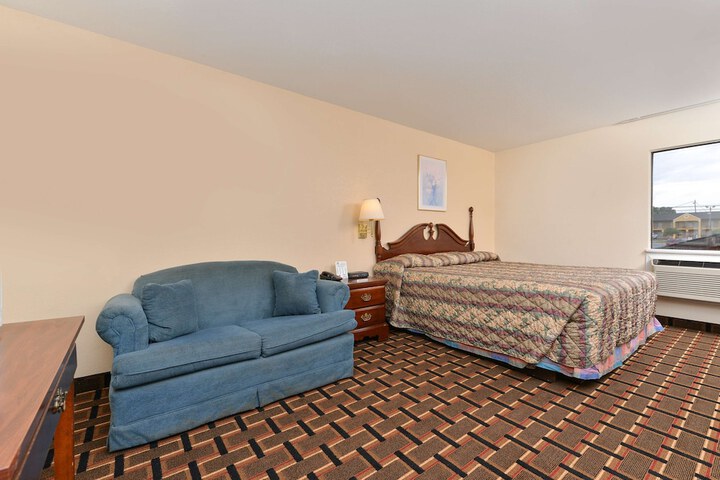 1 King Bed (3 of 13)
