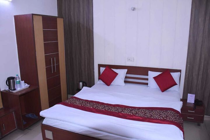 Room 7 of 12