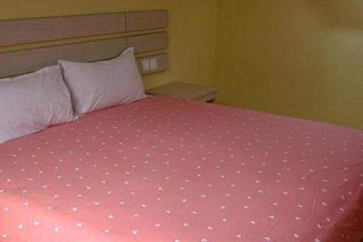 Room 6 of 16